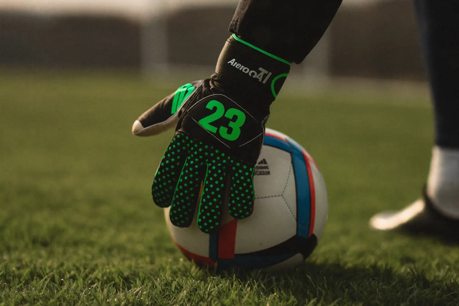 Gants de gardien sur la pelouse